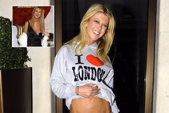 Tara Reid tươi cười và không hay biết một bên dây váy tụt xuống Tara Reid tươi cười và không hay biết một bên dây váy tụt xuống