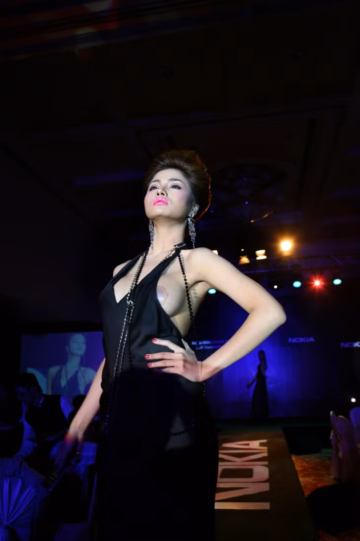 Chiếc váy khoét liều lĩnh và 'tùy tiện' này của Vũ Thu Phương đã khiến gần trọn vòng 1 của cô lộ ra cùng miếng dán ngực