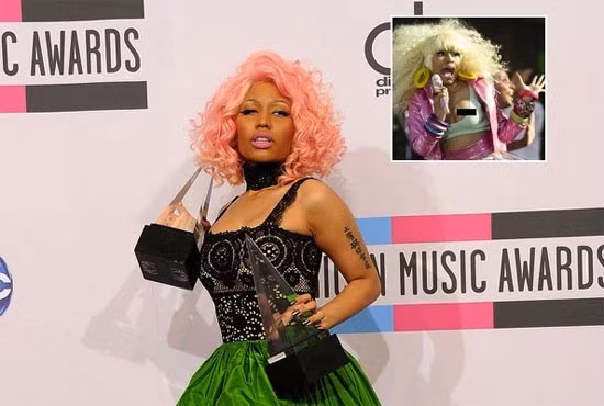 Bộ ngực khủng của Nicki Minaj như đang sắp nhảy ra ngoài vì chiếc áo mặc quá nhỏ so với ngực bự Bộ ngực khủng của Nicki Minaj như đang sắp nhảy ra ngoài vì chiếc áo mặc quá nhỏ so với ngực bự