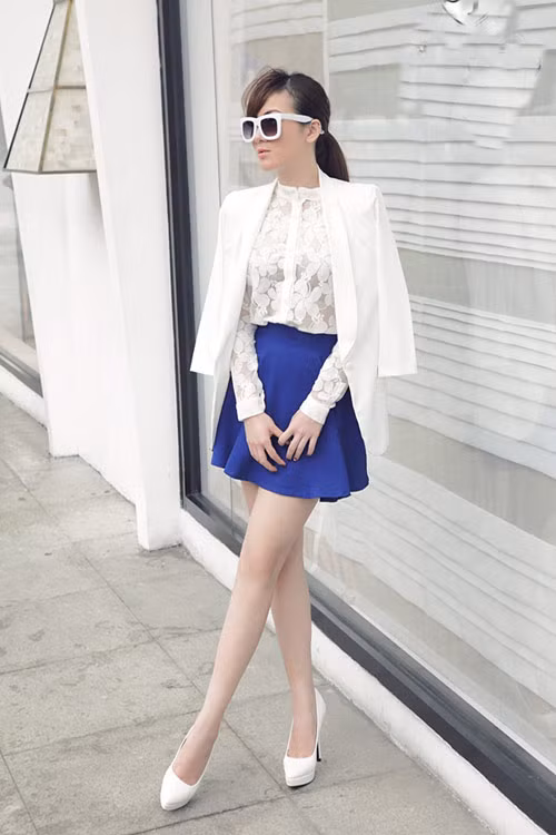 Trắng rất dễ kết hợp màu sắc. Bạn cũng có thể mix nó với váy áo màu xanh nổi bật như Yến Nhi