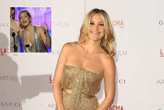 Kate Hudson mải mê trò chuyện trên sân khấu và không biết mình bị hớ hênh Kate Hudson mải mê trò chuyện trên sân khấu và không biết mình bị hớ hênh