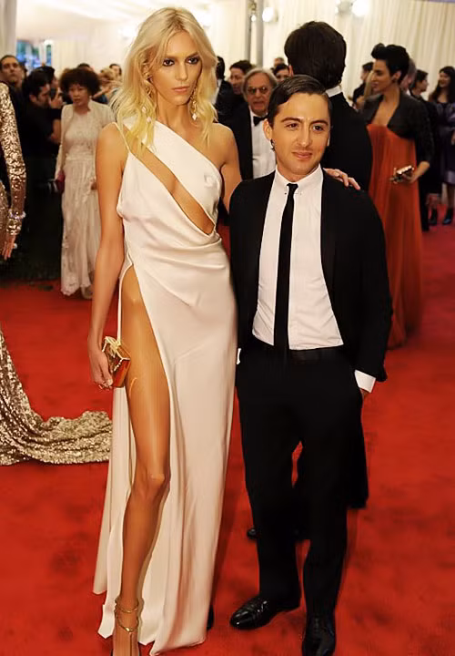 Màn khoe xương hông "kinh điển" này của siêu mẫu Anja Rubik khó người đẹp nào có thể đọ được