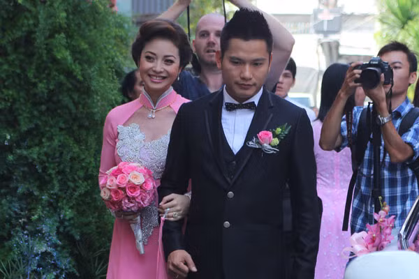 Tuy nhiên, khuôn mặt của Jennifer Phạm lại toát lên vẻ hạnh phúc, sáng ngời và rực rỡ