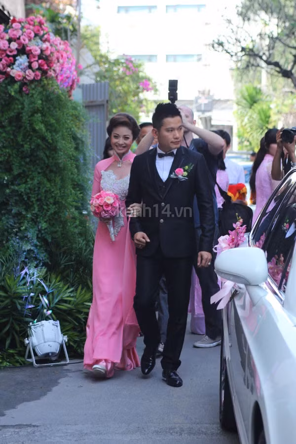 Đôi giày màu trắng, thấp cũng làm Jennifer Phạm bớt 'thanh thoát' và gợi cảm hơn mọi khi rất nhiều
