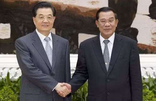 Chủ tịch Hồ Cẩm Đào và Thủ tướng Hun Sen gặp nhau ngay trước thềm hội nghị ASEAN Chủ tịch Hồ Cẩm Đào và Thủ tướng Hun Sen gặp nhau ngay trước thềm hội nghị ASEAN