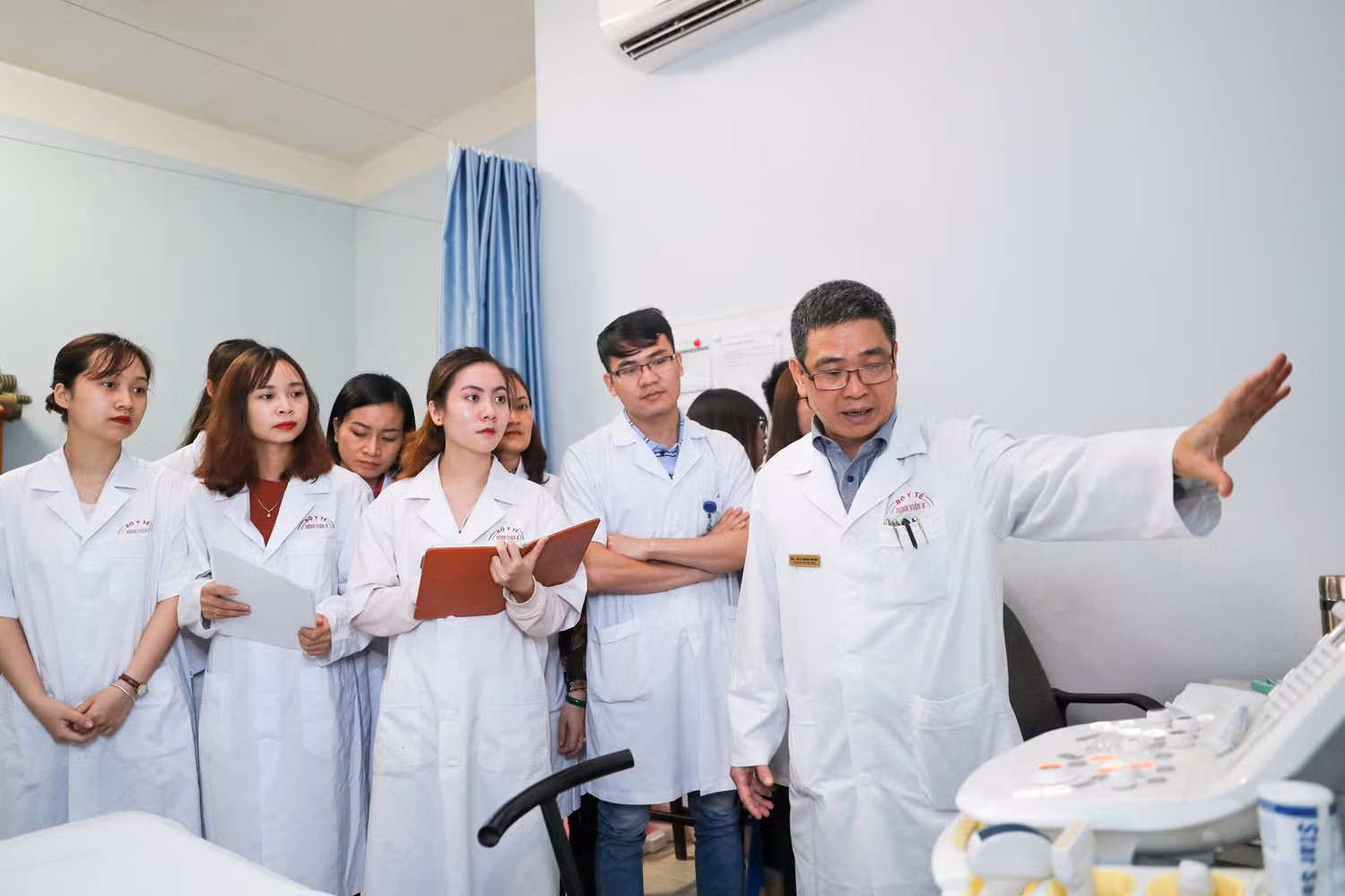 Chủ nhiệm môn Kỹ thuật Y học Khoa Y Dược Nguyễn Văn Sơn trong một giờ thực hành