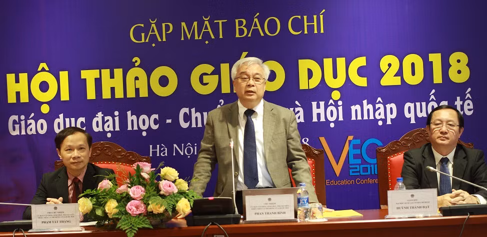 Chủ nhiệm Ủy ban Văn hóa, Giáo dục, Thanh niên, Thiếu niên và Nhi đồng của Quốc hội Phan Thanh Bình chủ trì họp báo. Ảnh: Thùy Linh