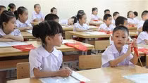 Cả trường công lập và trường tư thục tuyển sinh cùng một thời gian gây rất nhiều khó khăn cho cả phụ huynh và nhà trường. (Ảnh minh họa: VTV)