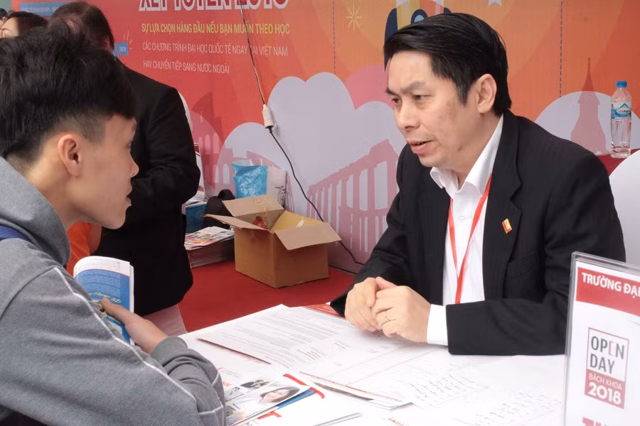 Về xu hướng xét tuyển theo ngành nghề, năm 2018, tổng số nguyện vọng đăng ký xét tuyển là hơn 2,75 triệu nguyện vọng, vào 7 khối ngành. (Ảnh: Thùy Linh) Về xu hướng xét tuyển theo ngành nghề, năm 2018, tổng số nguyện vọng đăng ký xét tuyển là hơn 2,75 triệu nguyện vọng, vào 7 khối ngành. (Ảnh: Thùy Linh)