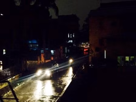 Trời ban ngày tối đen như mực ở Hạ Long. Ảnh: Hà Quảng.