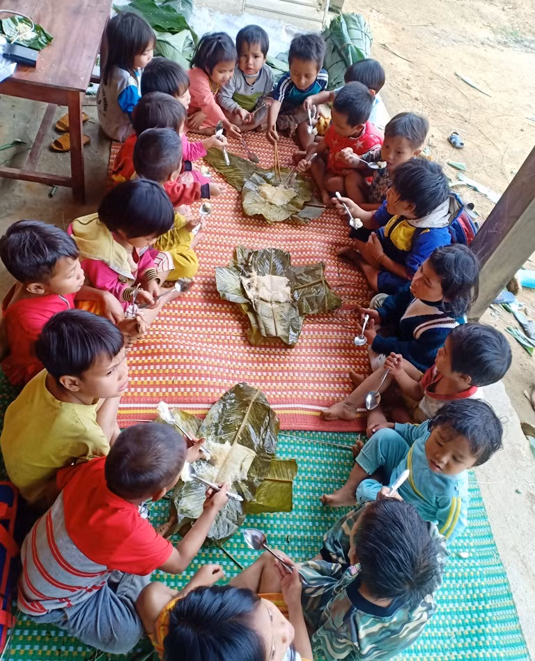 Các em được thưởng thức thành quả của một ngày lao động. Các em được thưởng thức thành quả của một ngày lao động.