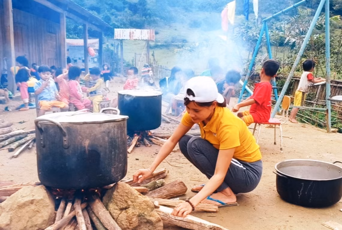 Nồi bánh chưng được nấu ngay giữa sân trường. Nồi bánh chưng được nấu ngay giữa sân trường.