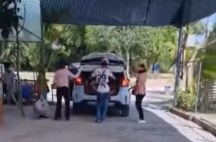 Cảnh một nhóm trẻ bị nhồi nhét trong xe đi dã ngoại. Ảnh cắt từ clip.