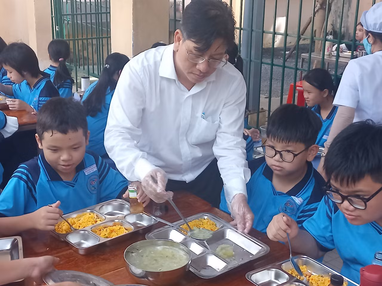Thầy Đinh Phú Cường - Hiệu trưởng Trường Trung học cơ sở Nguyễn Văn Luông. Ảnh: Nhân vật cung cấp.