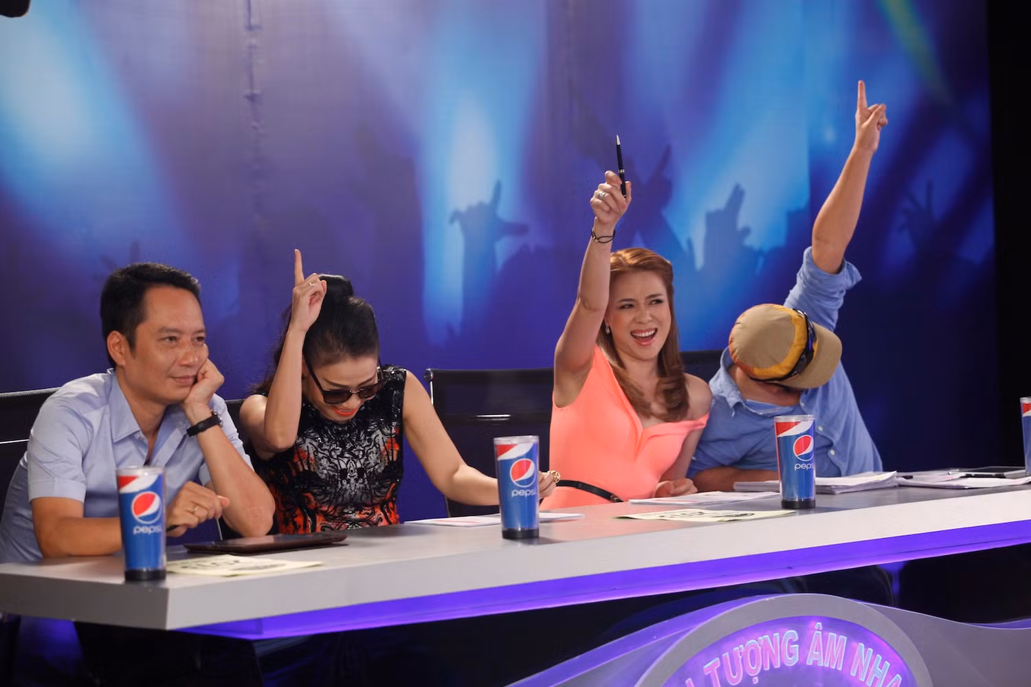 Nữ ca sĩ từng là giám khảo khách mời của Vietnam Idol 2014. Nữ ca sĩ từng là giám khảo khách mời của Vietnam Idol 2014.