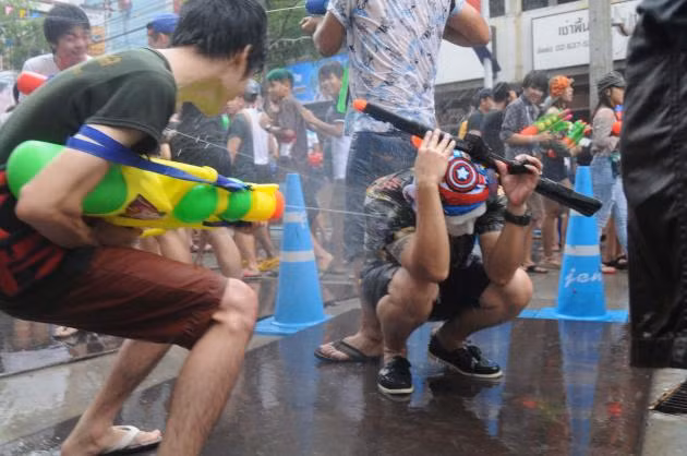 Người dân Thái Lan tham gia lễ té nước đón năm mới truyền thống, tạm quên đi không khí chính trị ngột ngạt suốt những ngày qua.