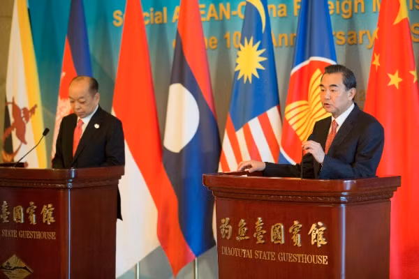 Ngoại trưởng Trung Quốc Vương Nghị (phải) trong hội nghị Ngoại trưởng ASEAN - Trung Quốc. Ngoại trưởng Trung Quốc Vương Nghị (phải) trong hội nghị Ngoại trưởng ASEAN - Trung Quốc.