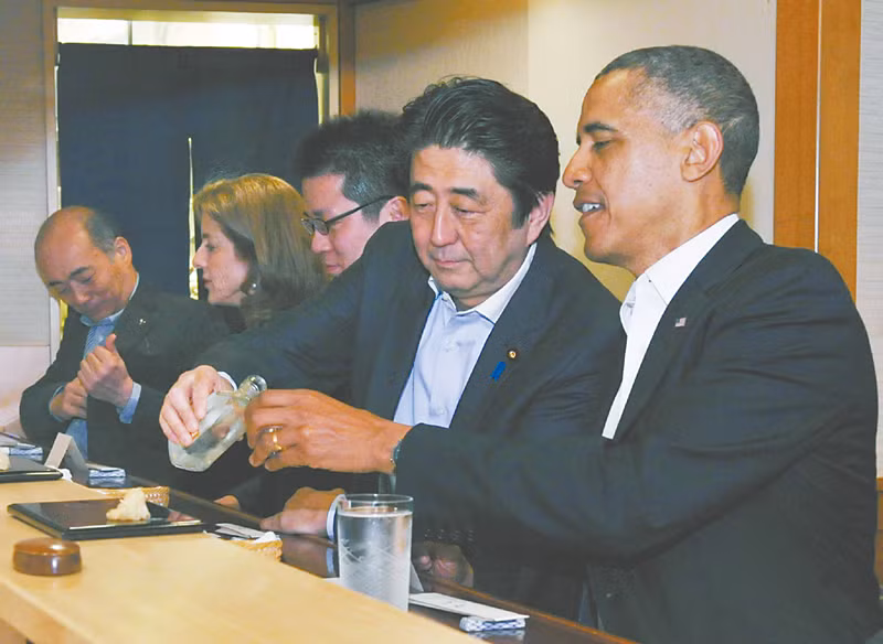 Thủ tướng Nhật Bản Shinzo Abe và Tổng thống Mỹ Obama uống sake bàn quốc sự. Thủ tướng Nhật Bản Shinzo Abe và Tổng thống Mỹ Obama uống sake bàn quốc sự.