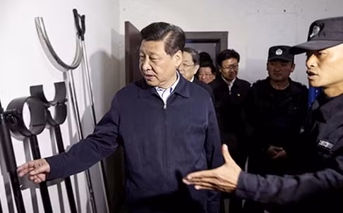 Ông Tập Cận Bình trực tiếp kiểm tra các công cụ trấn áp khủng bố ở Tân Cương. Ông Tập Cận Bình trực tiếp kiểm tra các công cụ trấn áp khủng bố ở Tân Cương.
