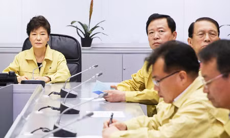 Tổng thống Hàn Quốc Park Geun-hye có mặt tại hiện trường vụ đắm phà ngay buổi sáng hôm sau để trực tiếp chỉ huy công tác tìm kiếm cứu nạn. Tổng thống Hàn Quốc Park Geun-hye có mặt tại hiện trường vụ đắm phà ngay buổi sáng hôm sau để trực tiếp chỉ huy công tác tìm kiếm cứu nạn.