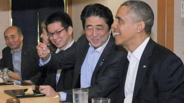 Ông Shinzo Abe nâng ly mời khách quý. Ông Shinzo Abe nâng ly mời khách quý.