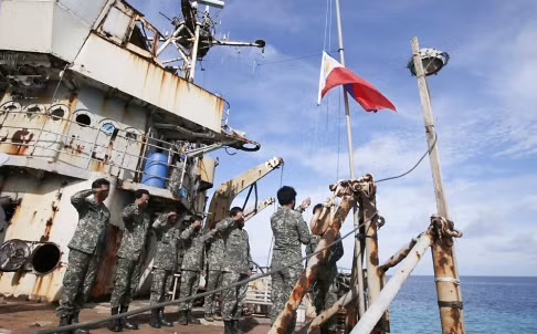Lính Philippines đang đồn trú ngoài bãi Cỏ Mây trong vòng vây của tàu Trung Quốc. Bãi Cỏ Mây nằm trong quần đảo Trường Sa thuộc chủ quyền Việt Nam, cả Trung Quốc và Philippines đều nhảy vào tranh chấp chủ quyền. Lính Philippines đang đồn trú ngoài bãi Cỏ Mây trong vòng vây của tàu Trung Quốc. Bãi Cỏ Mây nằm trong quần đảo Trường Sa thuộc chủ quyền Việt Nam, cả Trung Quốc và Philippines đều nhảy vào tranh chấp chủ quyền.