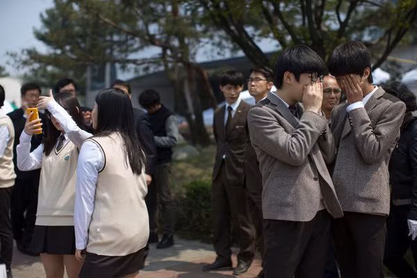 Học sinh trường Danwon đã đi học trở lại nhưng tâm trạng còn bị ám ảnh nặng nề sau thảm họa. Học sinh trường Danwon đã đi học trở lại nhưng tâm trạng còn bị ám ảnh nặng nề sau thảm họa.