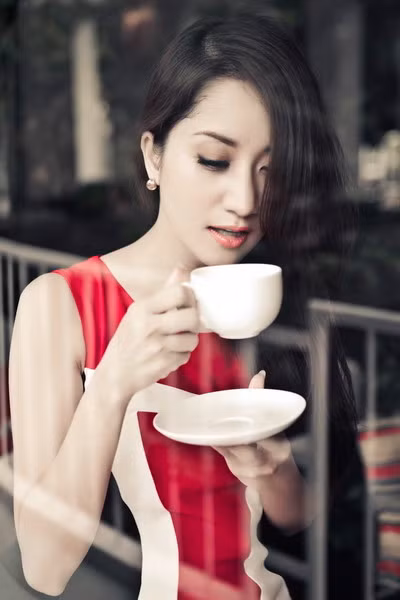 Trong bộ váy sọc ba màu đỏ - đen - trắng với mái tóc xõa tự nhiên, Khánh Thi trông trẻ hơn nhiều so với tuổi 31. Nữ hoàng dancesport vừa có chuyến chu du thủ đô Paris và những miền quê đẹp của nước Pháp cùng các học trò. (Theo VnE)