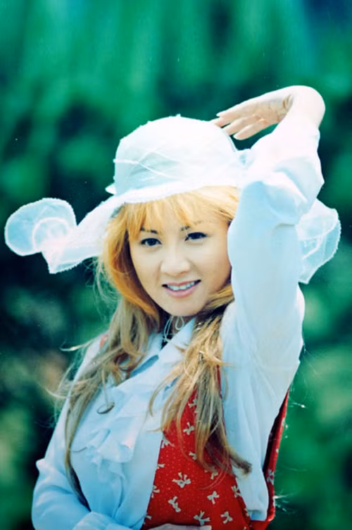 Trong "Sương gió biên thùy, Trizzie Phương Trinh vào vai 1 cô tiểu thư con của sĩ quan Pháp. Trong "Sương gió biên thùy, Trizzie Phương Trinh vào vai 1 cô tiểu thư con của sĩ quan Pháp.