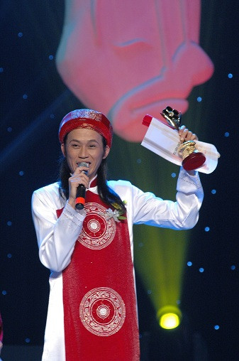 Tại giải Mai Vàng 2011, Hoài Linh nhận "cú đúp": Giải Diễn viên hài được yêu thích nhất và giải Nam diễn viên được yêu thích nhất. Tại giải Mai Vàng 2011, Hoài Linh nhận "cú đúp": Giải Diễn viên hài được yêu thích nhất và giải Nam diễn viên được yêu thích nhất.