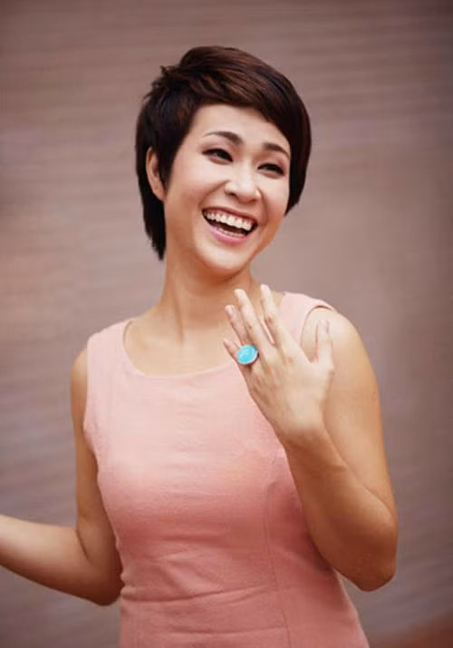 Uyên Linh chia sẻ về cảm xúc trước show diễn Mùa thu vàng: “Lần đầu tiên khi được đứng chung sân khấu với các anh chị, Linh cũng có đôi chút hồi hộp. Nhưng rồi theo thời gian, Linh cũng quen dần và tự biết rằng mỗi người có một thế mạnh riêng. Người lớn có kinh nghiệm, người trẻ có sức khoẻ và sự tươi mới. Tất cả những sự khác biệt đó tạo nên những màu sắc âm nhạc phong phú.” Uyên Linh chia sẻ về cảm xúc trước show diễn Mùa thu vàng: “Lần đầu tiên khi được đứng chung sân khấu với các anh chị, Linh cũng có đôi chút hồi hộp. Nhưng rồi theo thời gian, Linh cũng quen dần và tự biết rằng mỗi người có một thế mạnh riêng. Người lớn có kinh nghiệm, người trẻ có sức khoẻ và sự tươi mới. Tất cả những sự khác biệt đó tạo nên những màu sắc âm nhạc phong phú.”