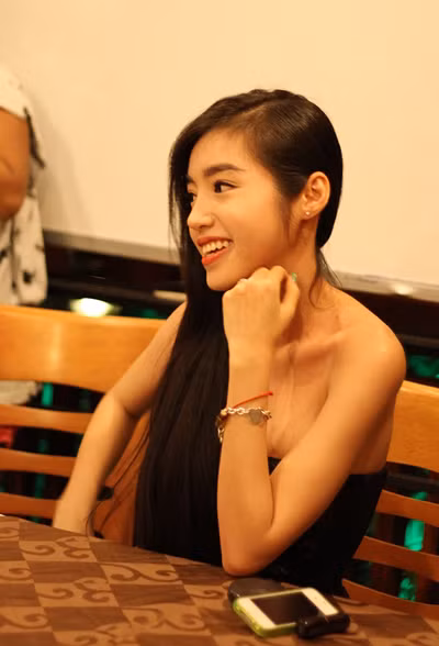 Dù có khoảng cách về ngôn ngữ nhưng hotgirl nổi tiếng vẫn thoải mái giao lưu và trò chuyện với mọi người.