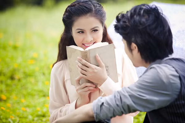 Vân Trang và Hồ Vĩnh Anh là bạn bè thân thiết ở ngoài đời từ lâu bởi hai người từng làm MC cho một số kênh truyền hình của giới trẻ. Dù vậy, khi nhập vai "tình nhân" cùng đi picnic trong bộ ảnh mới, cả hai vẫn không giấu được sự ngượng ngùng. Vân Trang và Hồ Vĩnh Anh là bạn bè thân thiết ở ngoài đời từ lâu bởi hai người từng làm MC cho một số kênh truyền hình của giới trẻ. Dù vậy, khi nhập vai "tình nhân" cùng đi picnic trong bộ ảnh mới, cả hai vẫn không giấu được sự ngượng ngùng.