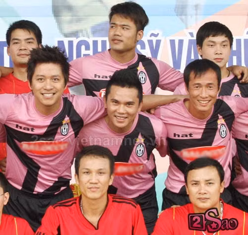 Nam ca sỹ "Cầu vồng khuyết" thể hiện tinh thần thể thao cao độ dù trời nắng nhưng vẫn quyết ra sân cùng đồng đội - ca sỹ Anh Tú khi tham gia thi đấu giao hữu. (Theo 2sao)