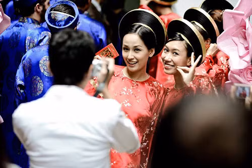 Hoa hậu Mai Phương Thúy và người đẹp Phước Hạnh quậy tưng bừng khi đến bê lễ trong đám hỏi của siêu mẫu Hà Đăng.