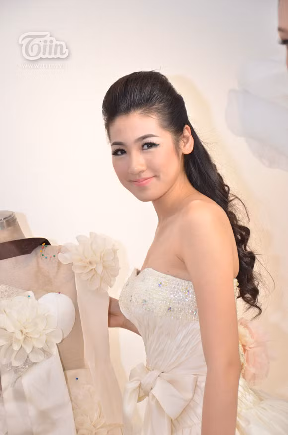 Trong một sự kiện tại Hà Nội tối 27/10, Á hậu Tú Anh tới tham dự và khoác lên mình chiếc áo cưới lộng lẫy. Mẹ của Tú Anh - người luôn sát cánh bên Á hậu trong cả cuộc thi và những hoạt động khác cho biết, đây là lần đầu tiên Tú Anh mặc váy cưới.