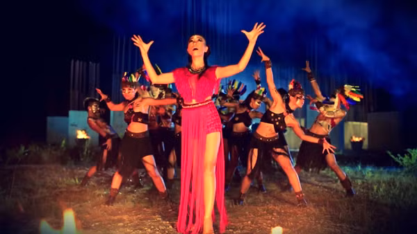 Nếu tinh ý, có thể dễ dàng nhận ra sự khác biệt của MV so với những màn trình diễn live trước đó, tiết tấu âm nhạc dày đặc hơn, beat nhạc cũng mạnh hơn, đây chính là sự độc đáo mà Đoan Trang và ê-kíp dành riêng cho phần MV này.