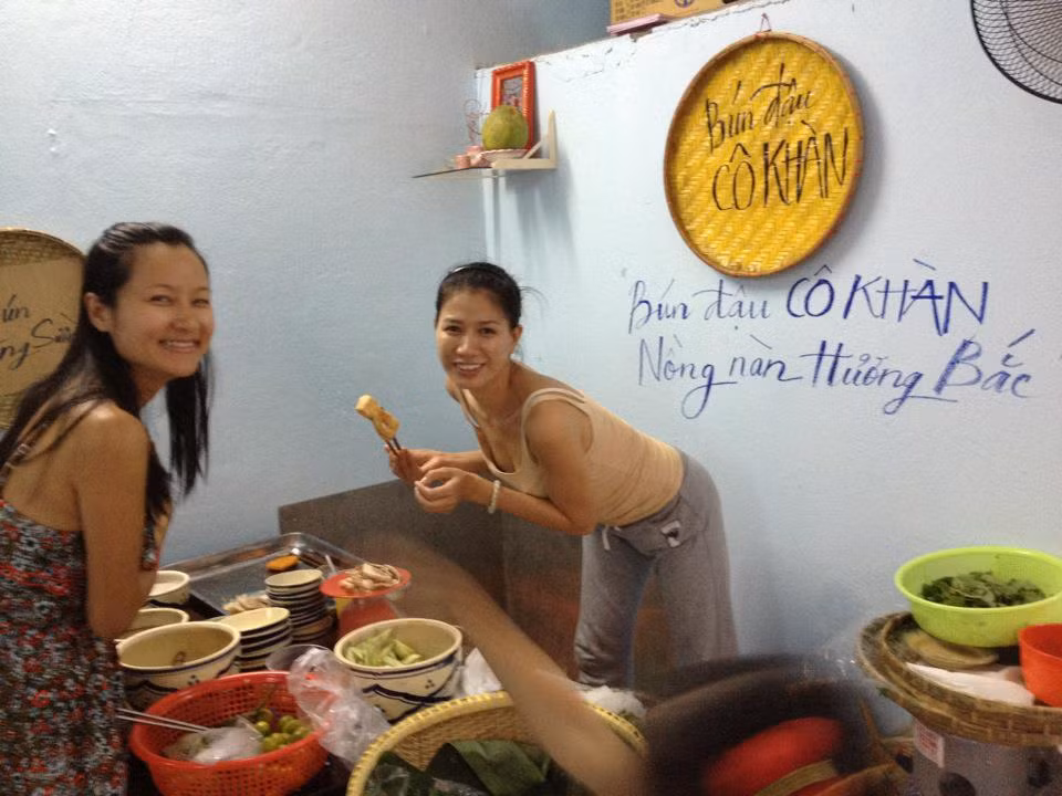 Hiện tại, Trang Trần đang dốc sức cho công việc mới của mình. Quán của cô khá đắt khách. Không chỉ những bạn bè trong giới mà cả người hâm mộ cũng tới ủng hộ quán mới của Trang Trần. Hiện tại, Trang Trần đang dốc sức cho công việc mới của mình. Quán của cô khá đắt khách. Không chỉ những bạn bè trong giới mà cả người hâm mộ cũng tới ủng hộ quán mới của Trang Trần.