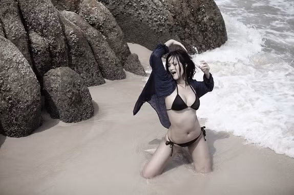 "Tôi chỉ làm đúng bản chất của một người con gái thôi, còn vấn đề sexy như thế nào có lẽ mỗi người đều có vẻ đẹp riêng để dễdàng nhận biết mà không lẫn vào đâu được.“ - Cô cho biết. "Tôi chỉ làm đúng bản chất của một người con gái thôi, còn vấn đề sexy như thế nào có lẽ mỗi người đều có vẻ đẹp riêng để dễdàng nhận biết mà không lẫn vào đâu được.“ - Cô cho biết.