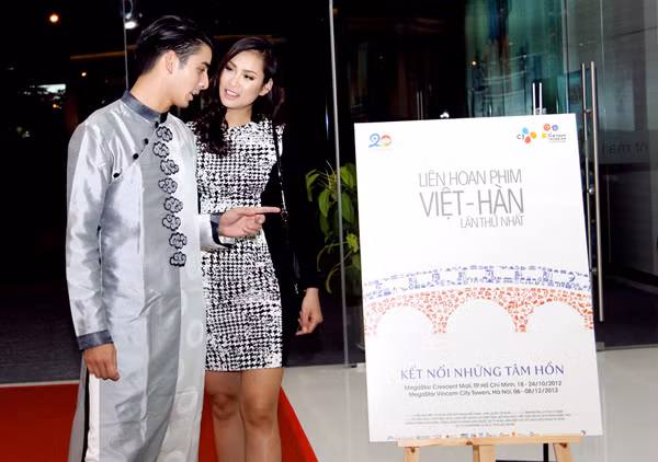Người đẹp vui vẻ cho biết, bạn đồng hành của cô là người mẫu Daniel - một chàng trai mang hai dòng máu Mỹ và Việt. Cha anh người Mỹ còn mẹ là người Việt. Daniel sống ở Mỹ, mới qua Việt Nam được khoảng 2 tuần và dự định thử sức với công việc người mẫu ở TP HCM. (Theo Ngôi sao)