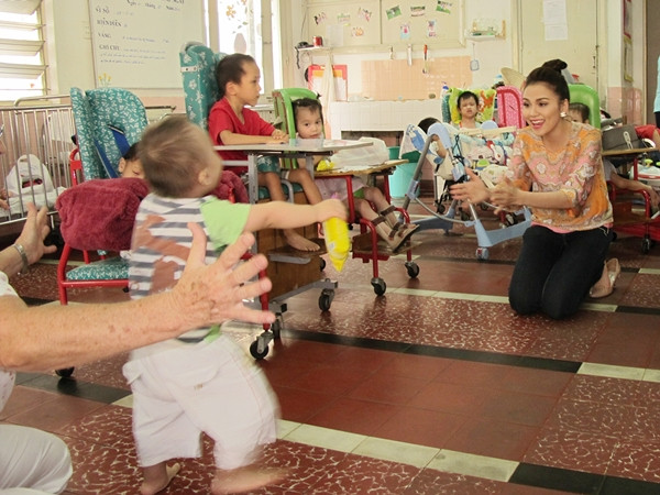 Có mặt tại trung tâm Phục hồi chức năng và hỗ trợ trẻ em khuyết tật (38 Tú Xương, Q.3), chị đã đồng hành cùng cô April tặng quà và chơi cùng các em nhỏ. Diễm Hương chia sẻ, chị đã được các cô bảo mẫu giao cho vai trò làm mẹ, chơi và chăm sóc cho các em nhỏ. (Theo ione)