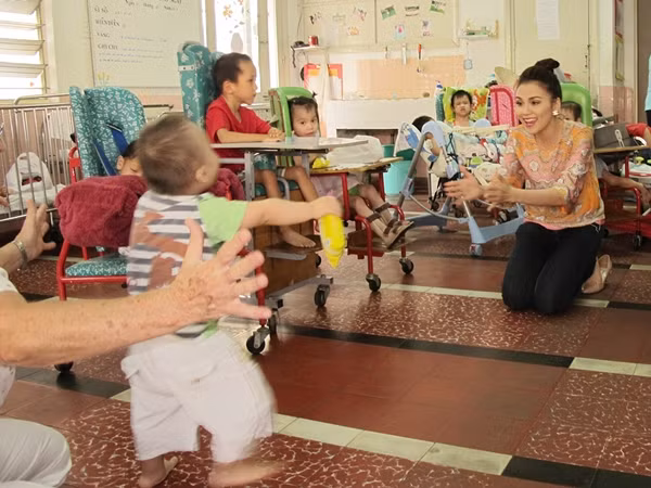Có mặt tại trung tâm Phục hồi chức năng và hỗ trợ trẻ em khuyết tật (38 Tú Xương, Q.3), chị đã đồng hành cùng cô April tặng quà và chơi cùng các em nhỏ. Diễm Hương chia sẻ, chị đã được các cô bảo mẫu giao cho vai trò làm mẹ, chơi và chăm sóc cho các em nhỏ. (Theo ione) Có mặt tại trung tâm Phục hồi chức năng và hỗ trợ trẻ em khuyết tật (38 Tú Xương, Q.3), chị đã đồng hành cùng cô April tặng quà và chơi cùng các em nhỏ. Diễm Hương chia sẻ, chị đã được các cô bảo mẫu giao cho vai trò làm mẹ, chơi và chăm sóc cho các em nhỏ. (Theo ione)