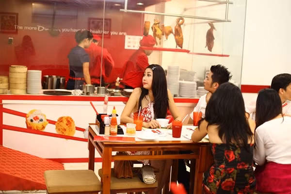 Tối 26/10, sau khi liveshow kết thúc thành công rực rỡ, Bằng Kiều và vợ đã mời các đồng nghiệp đi ăn ở nhà hàng của Hoa hậu Hà Kiều Anh .