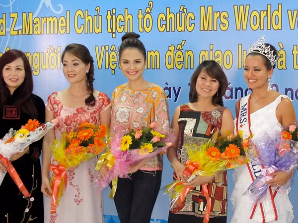 Ngày 11/10, Hoa hậu Diễm Hương trong vai trò Hoa hậu đại sứ từ thiện của Việt Nam đã có buổi gặp gỡ và hỗ trợ cho đương kim Hoa hậu quý bà thế giới 2011 April Lufriu trong thời gian cô ghé thăm và làm việc tại Việt Nam. Ngày 11/10, Hoa hậu Diễm Hương trong vai trò Hoa hậu đại sứ từ thiện của Việt Nam đã có buổi gặp gỡ và hỗ trợ cho đương kim Hoa hậu quý bà thế giới 2011 April Lufriu trong thời gian cô ghé thăm và làm việc tại Việt Nam.