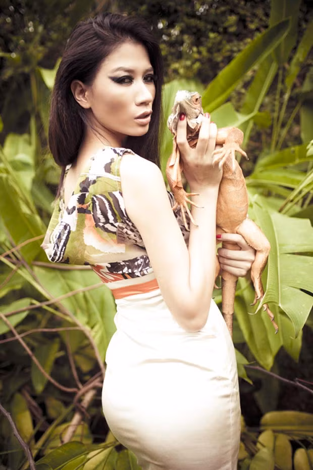 Những lời nói thẳng thắn của Trang Trần trong chính nghề của mình đã vô tình đụng chạm đến nhiều người. Họ bóng gió nói cô là kẻ thích gây scandal để nổi tiếng, tự “vạch áo cho người xem lưng”… Nhưng Trang Trần luôn mạnh mẽ: “Tôi chỉ nói cái sự thật nhiều người biết mà không dám đối mặt hay là tránh né nó.” Những lời nói thẳng thắn của Trang Trần trong chính nghề của mình đã vô tình đụng chạm đến nhiều người. Họ bóng gió nói cô là kẻ thích gây scandal để nổi tiếng, tự “vạch áo cho người xem lưng”… Nhưng Trang Trần luôn mạnh mẽ: “Tôi chỉ nói cái sự thật nhiều người biết mà không dám đối mặt hay là tránh né nó.”
