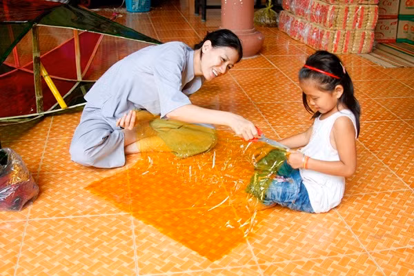 Sau khi quy y tam bảo, cô người mẫu cá tính cũng trở nên đằm tính hơn trước rất nhiều. Cô đi làm từ thiện nhiều hơn. Cô cùng bạn bè tất bật nấu nướng, chuẩn bị những bữa cơm từ thiện tặng cho trẻ em nghèo, người già cơ nhỡ. Chưa bao giờ rùm beng trên mặt báo, nhưng cách làm từ thiện thầm lặng và xuất phát từ tâm của Trang Trần luôn nhận được sự đánh giá tốt đẹp từ bạn bè và đồng nghiệp. Sau khi quy y tam bảo, cô người mẫu cá tính cũng trở nên đằm tính hơn trước rất nhiều. Cô đi làm từ thiện nhiều hơn. Cô cùng bạn bè tất bật nấu nướng, chuẩn bị những bữa cơm từ thiện tặng cho trẻ em nghèo, người già cơ nhỡ. Chưa bao giờ rùm beng trên mặt báo, nhưng cách làm từ thiện thầm lặng và xuất phát từ tâm của Trang Trần luôn nhận được sự đánh giá tốt đẹp từ bạn bè và đồng nghiệp.