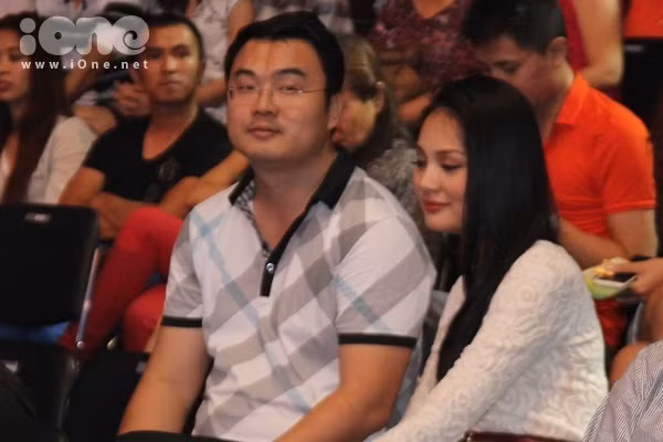 Tuy nhiên khi vào trong khu vực khán đài thì cả hai đã ngồi cùng nhau và trò chuyện rất vui vẻ. Đây là một trong những lần hiếm hoi mà Hương Giang xuất hiện cùng chồng của mình ở khu vực đông người. (Theo ione)