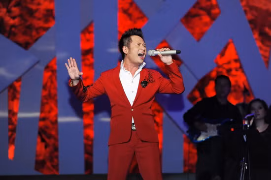 Ngay sau đêm liveshow thành công tại TP. HCM, Bằng Kiều vội vã đáp chuyến bay ra Hà Nội để chuẩn bị cho đêm diễn tiếp theo. Chính vì vậy, anh sẽ không thể tham gia đêm nhạc ủng hộ nam ca sĩ Wanbi Tuấn Anh.