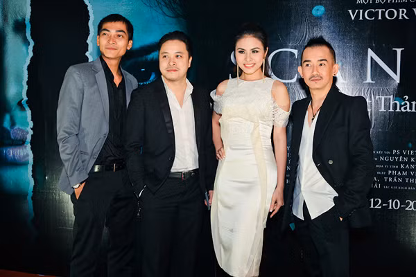 Khi được hỏi liệu ngoài đời, cuộc sống showbiz có giống trong “Scandal” không, Vân Trang cho biết: “Tôi nghĩ, thực tế còn tăm tối hơn phim rất nhiều. Bộ phim chỉ đề cập đến những một số vấn đề chung chung, không nhắm cụ thể vào bất cứ ai, nhưng qua đó, khán giả sẽ phần nào hiểu rõ hơn về những bí mật phía sau sự hào nhoáng của người nổi tiếng.” (Theo ione) Khi được hỏi liệu ngoài đời, cuộc sống showbiz có giống trong “Scandal” không, Vân Trang cho biết: “Tôi nghĩ, thực tế còn tăm tối hơn phim rất nhiều. Bộ phim chỉ đề cập đến những một số vấn đề chung chung, không nhắm cụ thể vào bất cứ ai, nhưng qua đó, khán giả sẽ phần nào hiểu rõ hơn về những bí mật phía sau sự hào nhoáng của người nổi tiếng.” (Theo ione)