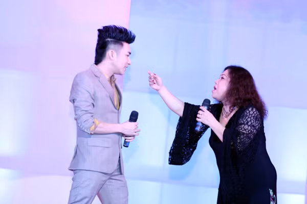 Chia sẻ về tiết mục này, hai ca sĩ tiết lộ họ dự định cùng nhau kể câu chuyện tình yêu cuồng nhiệt, rực lửa qua chùm ca khúc sôi động, đúng tinh thần "Yêu là phải máu" của chị Siu. (Theo Ngôi sao)